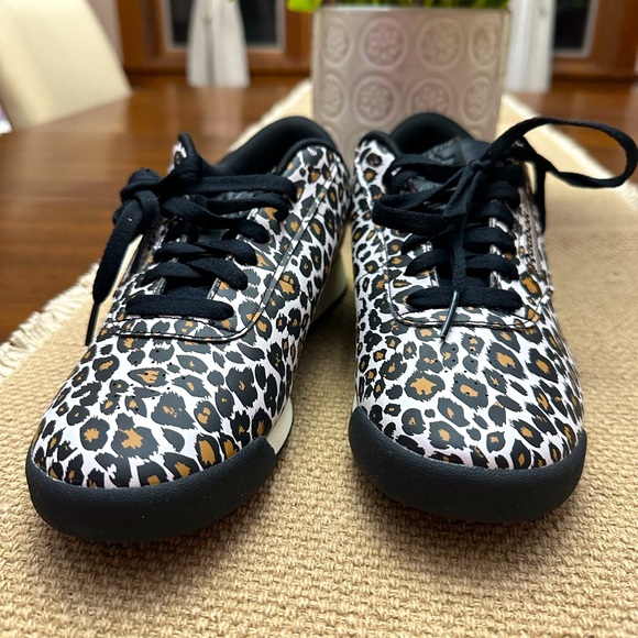 Cheetah print Reebok shoe size 8. Brand new- never been worn! Super cute shoe! - Picture 3 of 4
